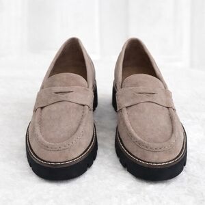 🔥Stunning House of Harlow 1960 light taupe suede penny loafers chunky heel 9
